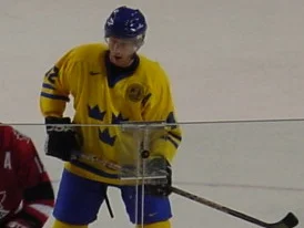 Jörgen Jönsson i Tre Kronor-tröjan på isen under en landskamp