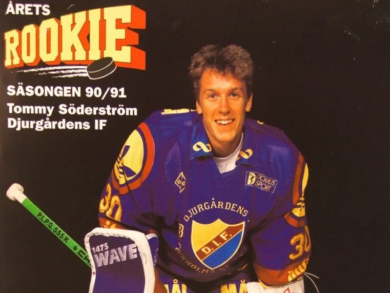 Tommy Söderström i Djurgårdens blå matchtröja på en affisch som årets rookie säsongen 1990/91